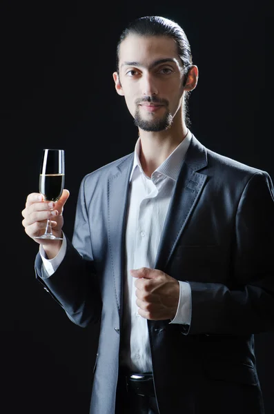 男人在玻璃葡萄酒品鉴 — 图库照片