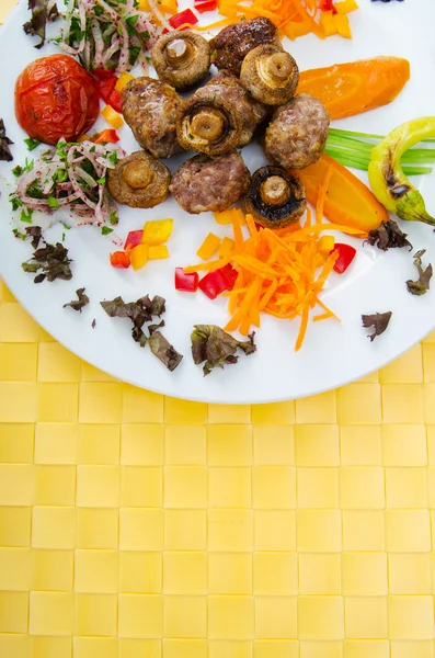 Kebab servido en el plato —  Fotos de Stock