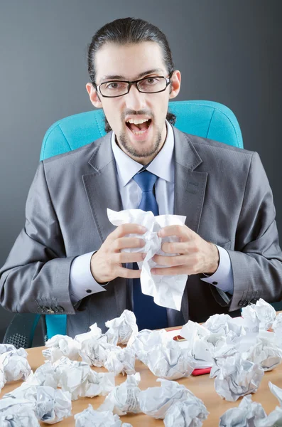 Geschäftsmann wirft Papier weg — Stockfoto