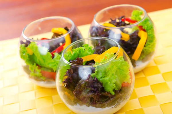 Frisk sund salat i skåle - Stock-foto
