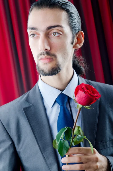赤いバラの若い男 — ストック写真