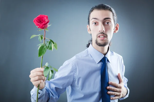 Fiatal férfi vörös rózsával — Stock Fotó