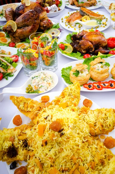 Tafel geserveerd met smakelijke maaltijden — Stockfoto