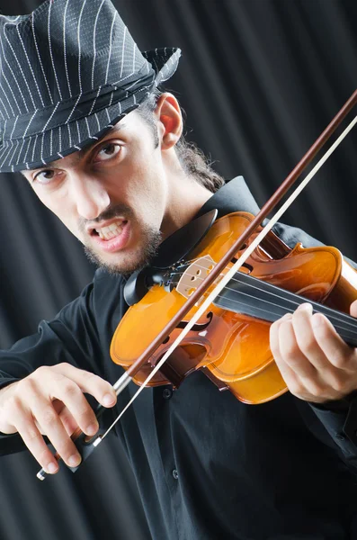 Скрипач играет на скрипке — стоковое фото