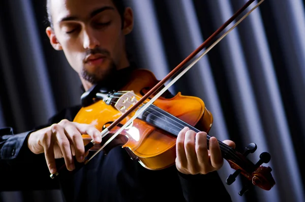 Fiatal hegedűművész játszik — Stock Fotó