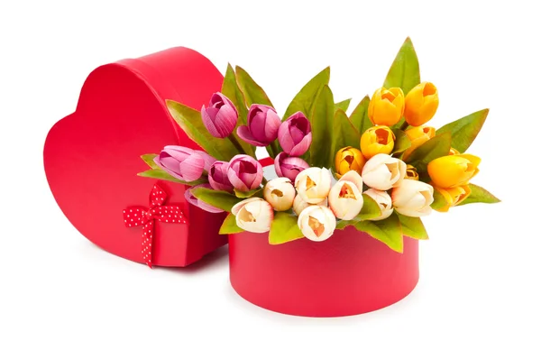 Подарункова коробка і тюльпани ізольовані на білому — стокове фото