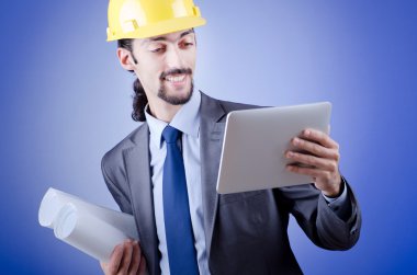 Tablet üzerinde çalışan inşaat işçisi