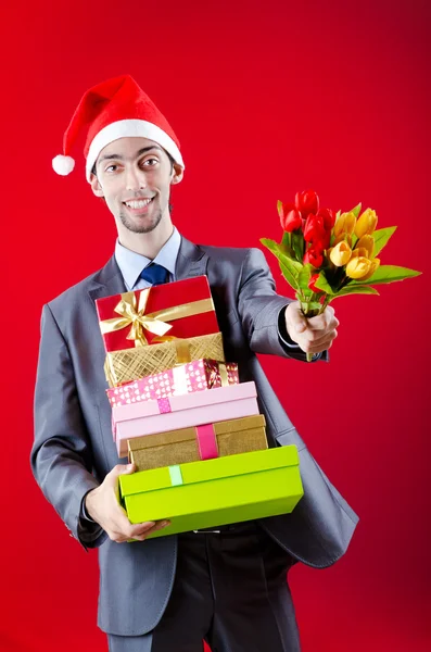 Podnikatel nabízející dárky na Vánoce — Stock fotografie