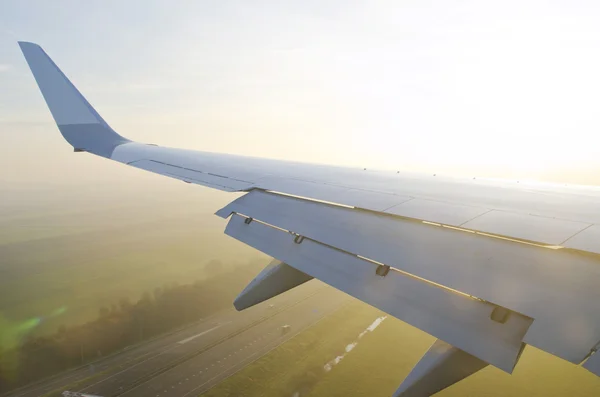 A repülőgép ablakból szárnya창에서 비행기의 날개 — 스톡 사진