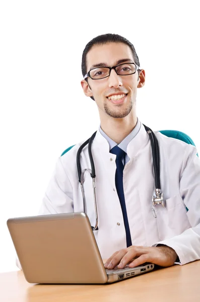 Mężczyzna lekarz pracuje na laptopie — Zdjęcie stockowe