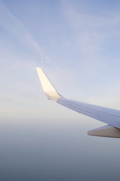 Πτέρυγα του αεροπλάνο από το παράθυρο — Φωτογραφία Αρχείου