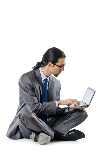 Бизнесмен работает над ноутбуком — стоковое фото