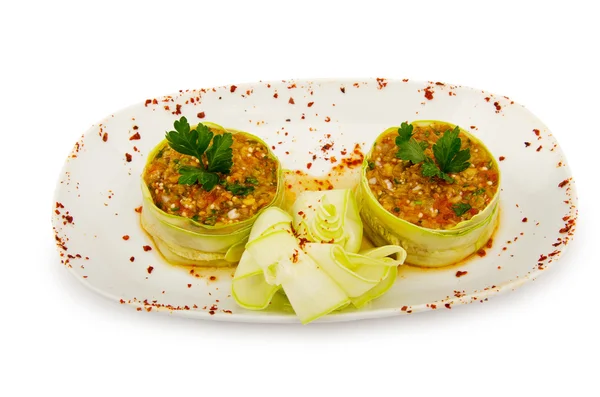 Салат с баклажаном в тарелке — стоковое фото