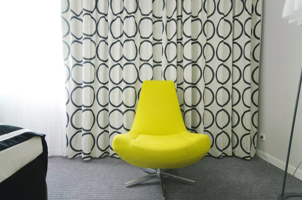 Mooie arm-stoel op de kamer — Stockfoto