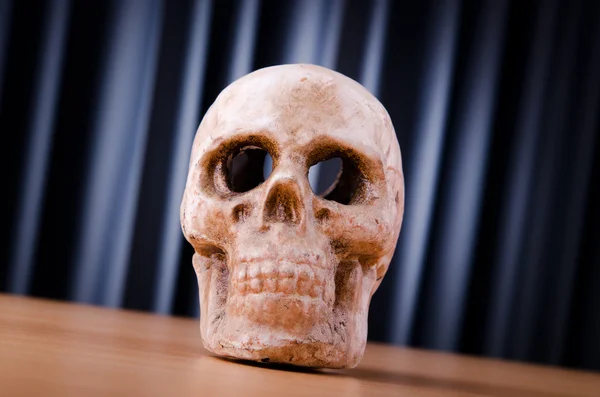 Skull on the table — Stock Photo, Image