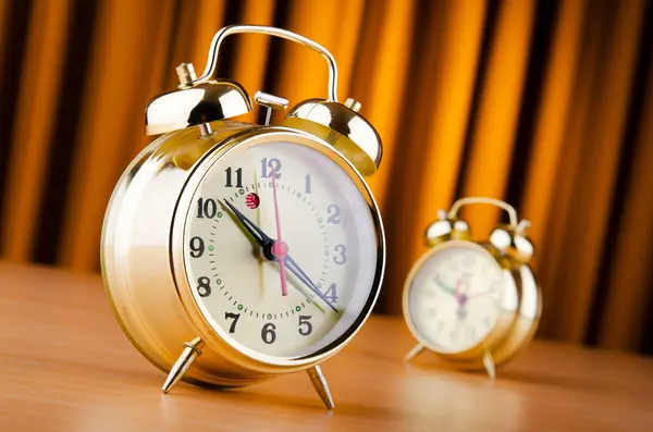 Tid koncept med väckarklocka — Stockfoto