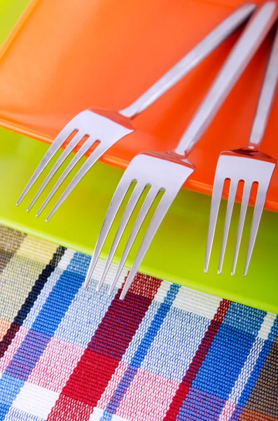 Emtpy plates with utensils on table — Stock Photo, Image