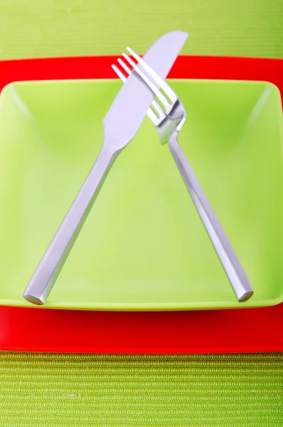 Emtpy platos con utensilios en la mesa — Foto de Stock