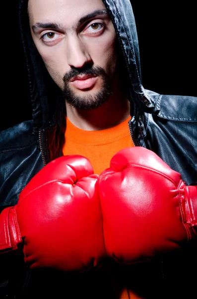 Человек в боксёрских перчатках — стоковое фото