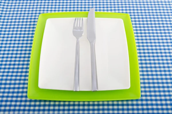 Mesa servida com garfo e faca — Fotografia de Stock