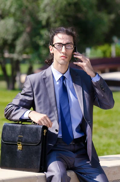 Jonge zakenman aan het straatbeeld — Stockfoto