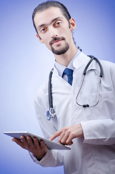 Arzt arbeitet am Tablet — Stockfoto