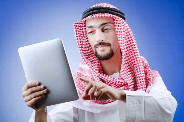 Jeune arabe avec tablette — Photo