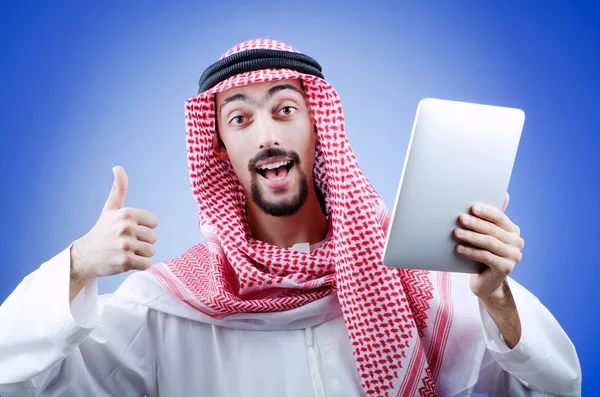 Fiatal arab tabletta számítógép — Stock Fotó