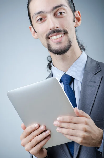 Бізнесмен працює на планшетному комп'ютері — стокове фото