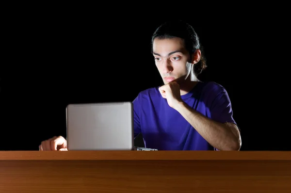 Hacker sitzt im dunklen Raum — Stockfoto