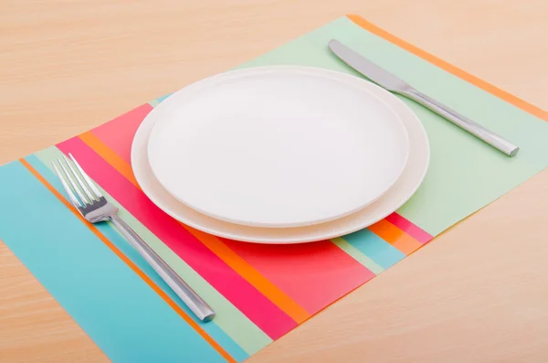 Prázdná desky nádobí na stole — Stock fotografie