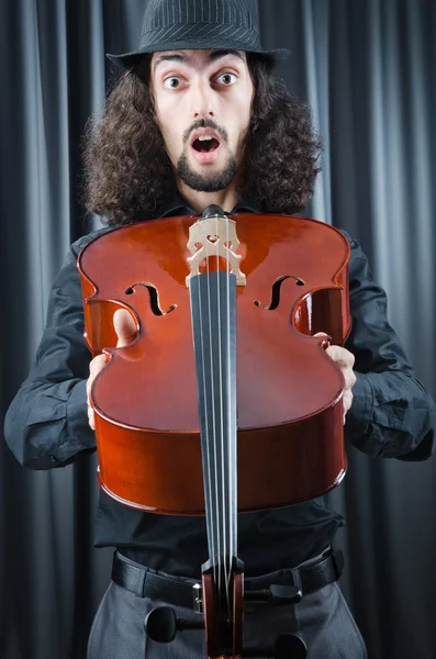 Hombre tocando el violonchelo —  Fotos de Stock