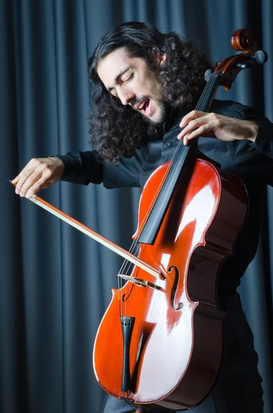 Человек, играющий на виолончели — стоковое фото