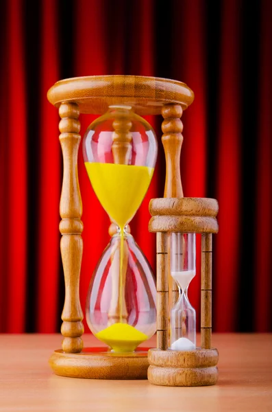 Tid koncept med timglas Stockfoto