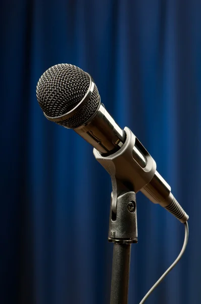 Ljud mikrofon mot bakgrunden — Stockfoto