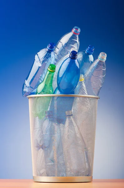 Concept van recycling met plastic flessen — Stockfoto