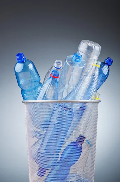 用塑料瓶回收利用的概念 — 图库照片