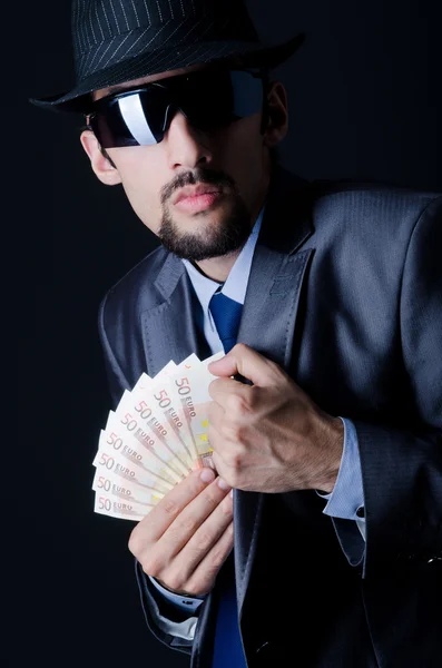 Homem com dinheiro de contrafacção — Fotografia de Stock