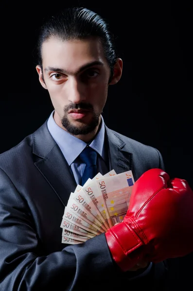Uomo con guanti da boxe e soldi — Foto Stock