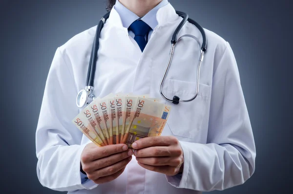 Läkare med euron pengar — Stockfoto