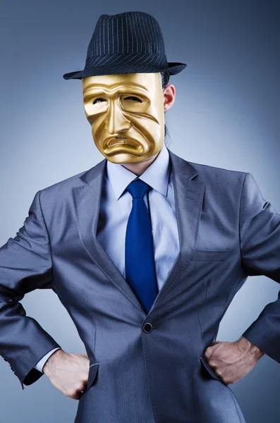 Бизнесмен в маске, скрывающий свою личность — стоковое фото