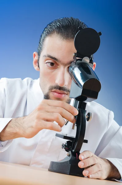 Chemik pracy z mikroskopem — Zdjęcie stockowe