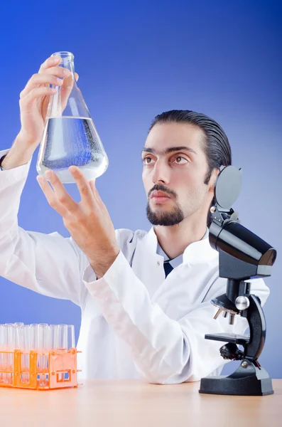 Young chemist in the lab — Stock Photo, Image
