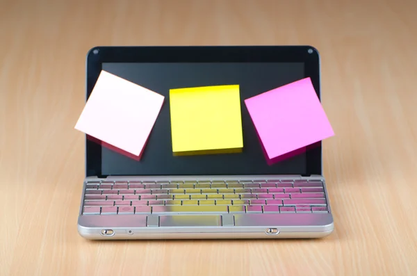 Netbook met herinnering notes — Stockfoto