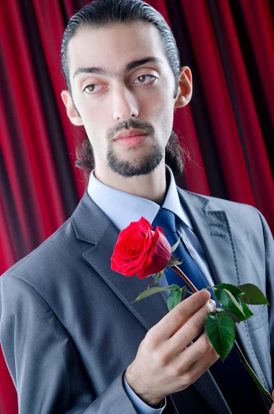 Jeune homme à la rose rouge — Photo