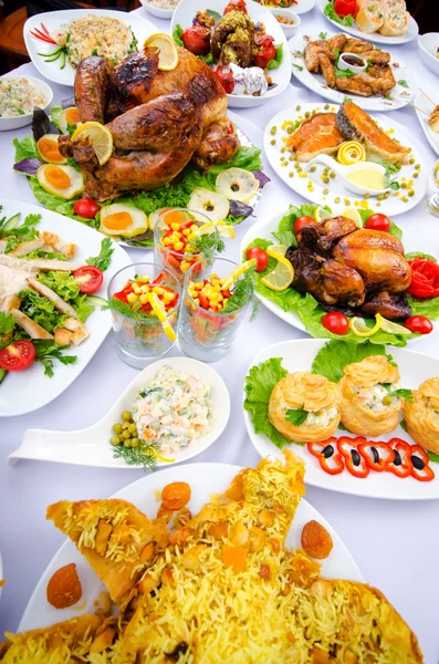 Stůl podávaný s chutnými jídly — Stock fotografie