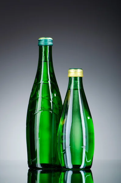 Бутылки для воды как концепция здорового напитка — стоковое фото