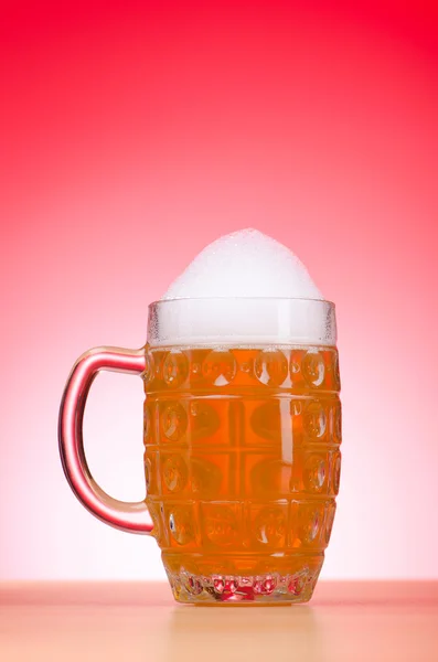 Bicchiere di birra sul tavolo — Foto Stock