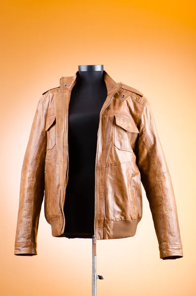 Brązowy skórzana kurtka w koncepcja moda — Zdjęcie stockowe
