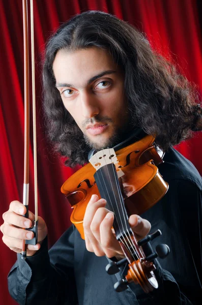 Violinista che suona lo strumento — Foto Stock